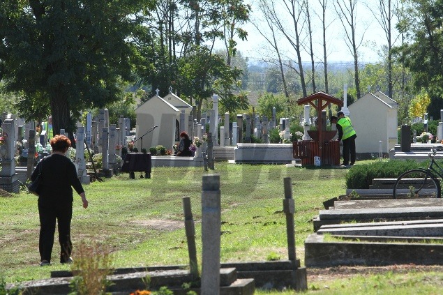 Policajti prehľadávali každý kúsok cintorína