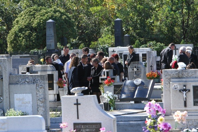 Napätie na pohrebe obetí