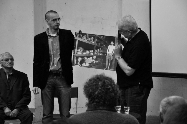 Naftali Fürst ukazuje fotografiu z Buchenwaldu, na ktorej je s nositeľom Nobelovej ceny.