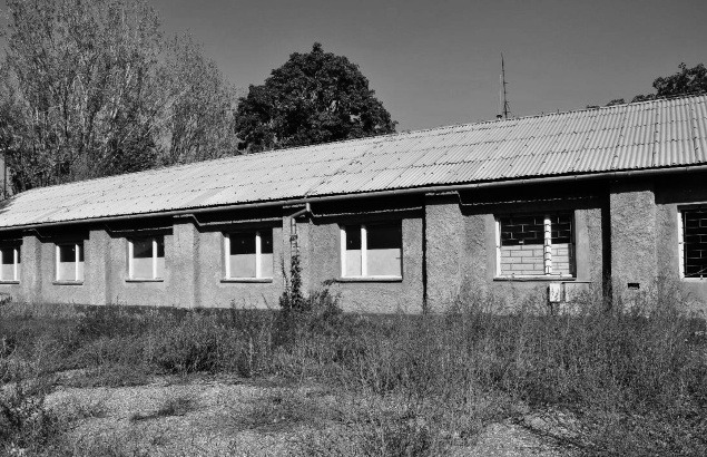 Väzni v tábore spávali na podobných drevených pričniach ako väzni v Osvienčime. Tábor spočiatku strážilo 55 príslušníkov Hlinkovej gardy.