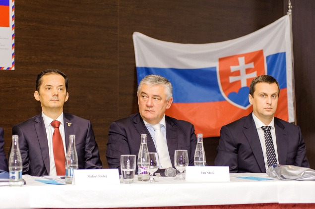 Zľava prvý podpredseda SNS Rafael Rafaj, čestný predseda Ján Slota a nový predseda SNS Andrej Danko.
