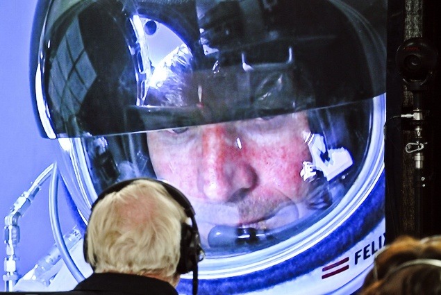 Približne o 18:30 nášho času sa kapsula s Felixom na palube dostala na úroveň takzvanej Armstrongovej línie (19 200 m). Od tejto výšky by sa mu z tela bez ochranného oblečenia odparili telesné tekutiny.
