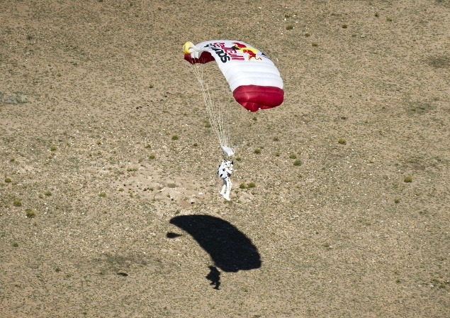 Felix svoj let ukončil ukážkovým pristátím v púšti v Novom Mexiku o 20:16 CET. Najprv sa spustil na kolená a šťastne vystrel ruky k nebu.