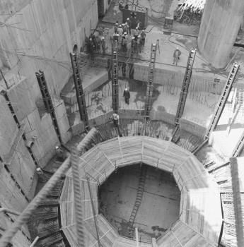 31. máj 1988: Betonári dokončili šachtu turbogenerátora číslo 8 na vodnej elektrárni.