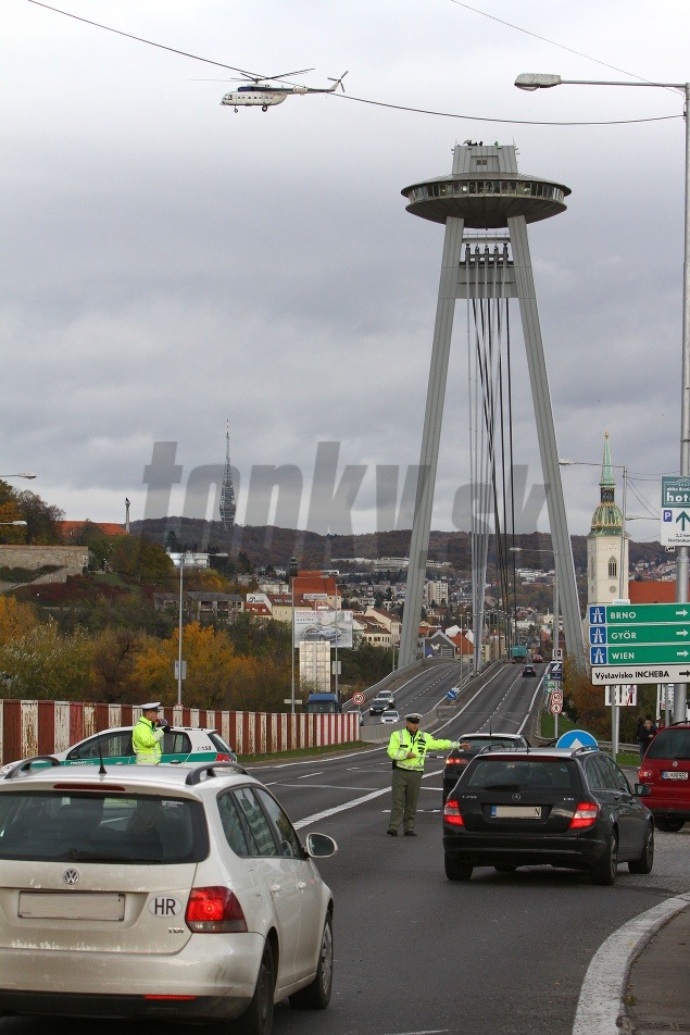 Polícia odkláňala dopravu hodinu.