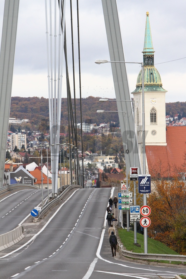 Po pár minútach vzdali čakanie na MHD a vybrali sa cez most pešo.