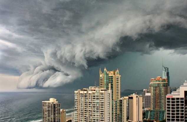 Búrka ohrozuje pobrežie Gold Coast v Queenslande.