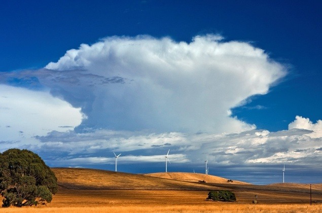 Majestátny a hrozivý oblak s kovadlinou na pozadí veterných turbín v juhoaustrálskom meste Burra.