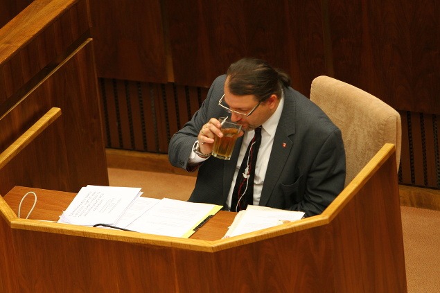 Poslanec Škripek zvolil do parlamentu kravatu s náboženským podtónom