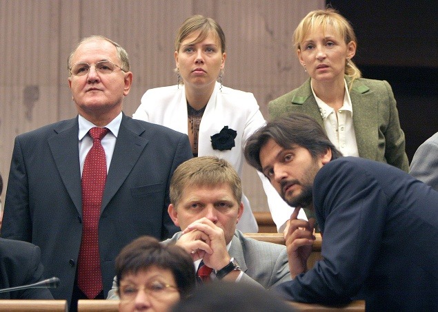 Edita Angyalová (hore v bielom) so svojimi straníckymi kolegami v parlamente.