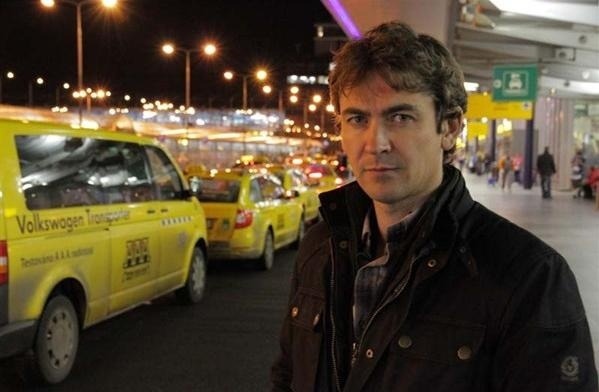 Moderátor Conor Woodman pri pražských taxíkoch