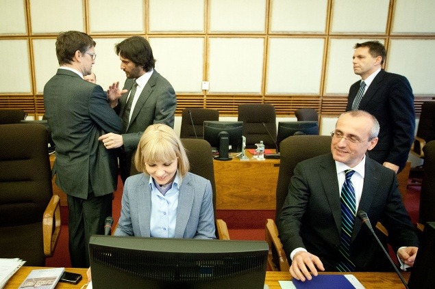 Počas rokovania vlády sedí Zvolenská medzi ministrom spravodlivosti Tomášom Borecom (vpravo) a ministrom kultúry Marekom Maďaričom. 