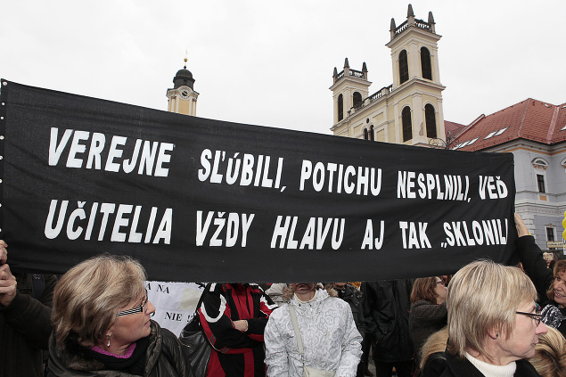 2. Verejne sľúbili, potichu nesplnili, veď učitelia vždy hlavu aj tak sklonili. 