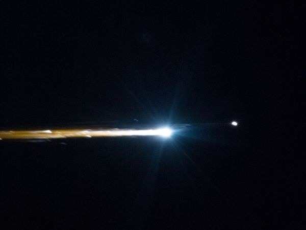 Vesmírna loď Sojuz TMA-05M vstupuje do zemskej atmosféry, pričom za sebou zanecháva plazmovú stopu