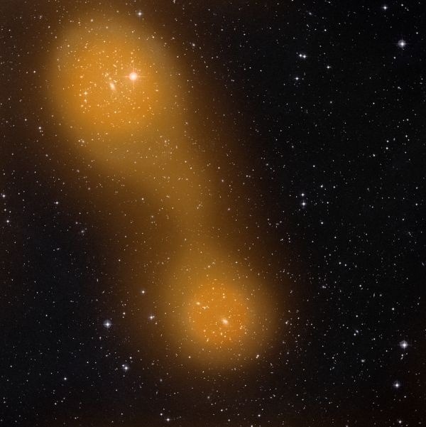 Zoskupenie horúceho plynu, ktorý spája zhluky galaxií Abell 399 a Abel 401. Galaxie sa nachádzajú vo vzdialenosti približne miliardu svetelných rokov od Zeme