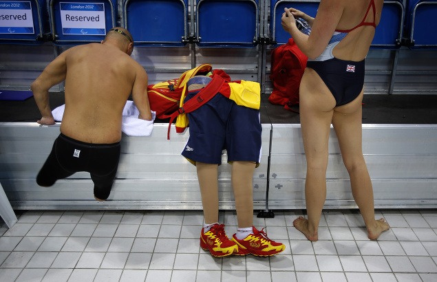 31. august: Španiel Xabi Torres opúšťa bazén po tréningu na paralympijských hrách v Londýne.