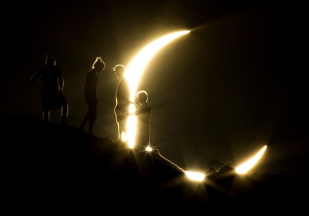 20. máj: Vydarená fotografia turistov, ktorí sledovani čiastočné zatmenie Slnka v Papago Park vo Phoenixe.