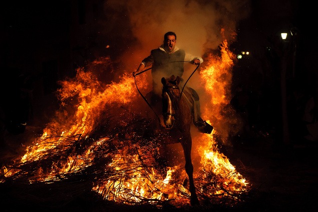 16. január: Muž preskakuje na koni oheň v španielskej dedine San Bartolomé de Pinares na deň Sv. Antónia, patróna zvierat. Táto tradícia je stará už 500 rokov .