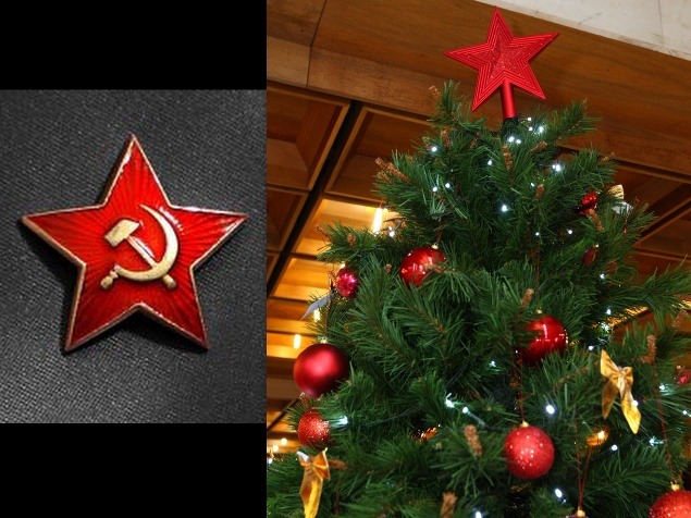 Červená hviezda na špičke stromčeka pripomína symbol komunizmu.