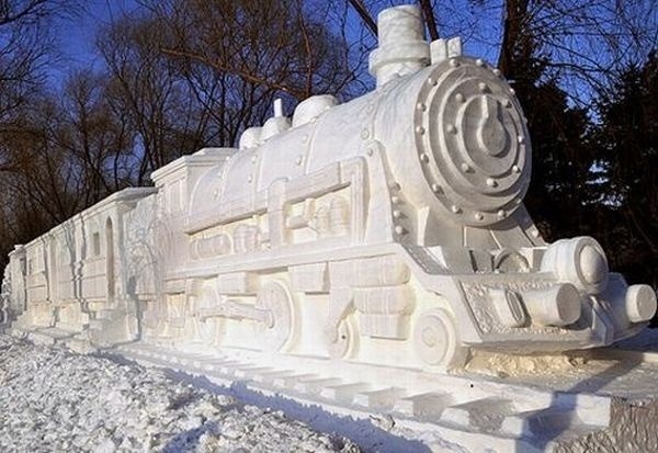 Parná lokomotíva na Festivale ľadu a snehu v severočínskom meste Harbin