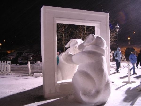 Psík pozerajúci sa do zrkadla vyhral cenu divákov na Medzinárodných majstrovstvách stavania sôch zo snehu v Colorade