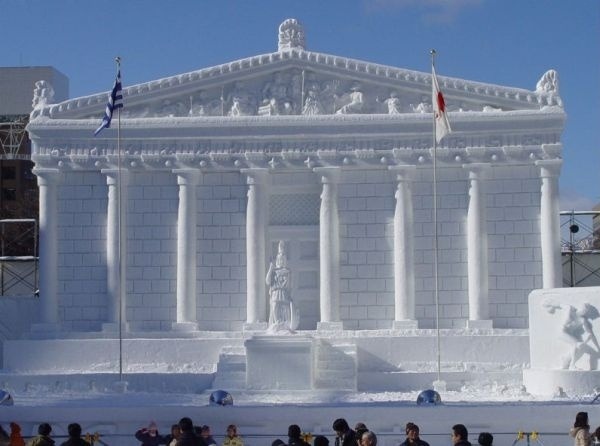 Antický chrám Partenón, ktorý sa nachádza v Aténach, vybudovali zo snehu na japonskom ostrove Hokkaido