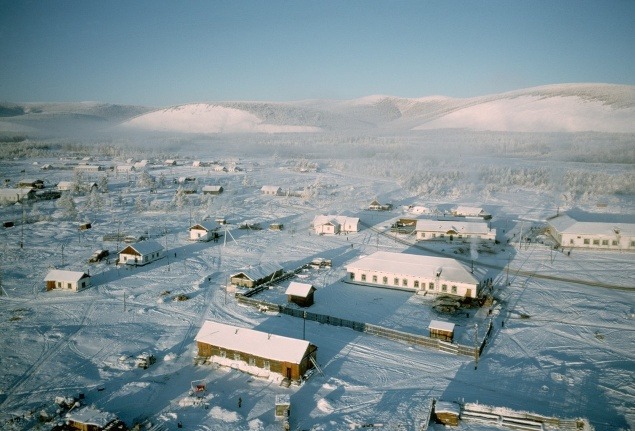 Dedina s asi 500 obyvateľmi sa nachádza na Ďalekom východe v ruskej republike Sacha. Od Moskvy ju delí vzdušnou čiarou vyše 5000 km.