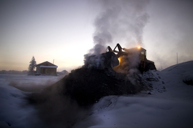 Bager zhŕňa čerstvé uhlie do teplárne v Ojmjakone.