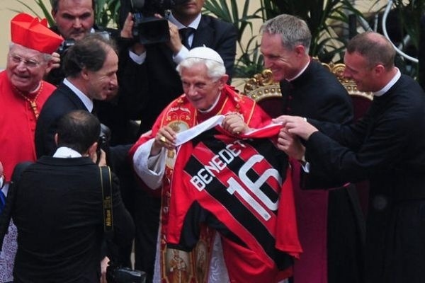 Benedikt XVI v júni 2012 zapózoval s futbalovým dresom a bývalým kapitánom AC Miláno Francom Baresim