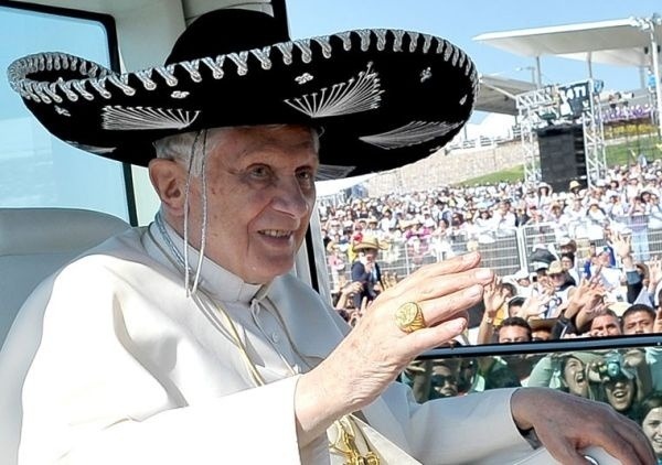 Benedikt pri minuloročnej návšteve Mexika neodolal a vyskúšal si sombrero