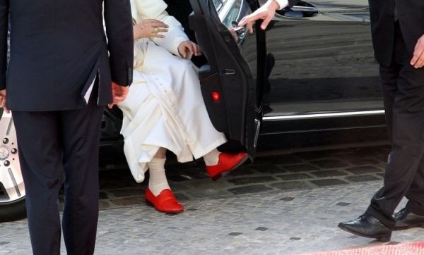 Typické pápežské červené topánky sú jednoducho neprehliadnuteľné. Táto tradícia vznikla v Starovekom Ríme