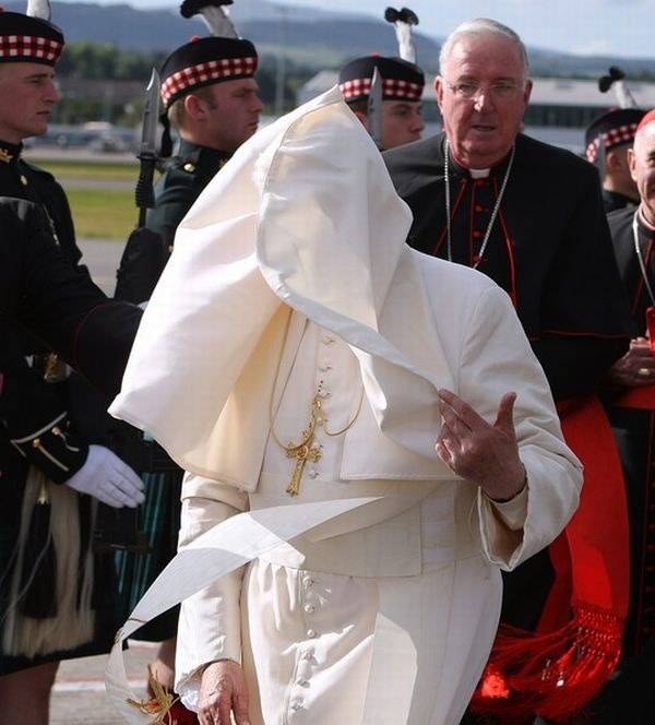 Vietor vie byť poriadne nepríjemný spoločník - pápežovi počas ciest niekoľkokrát zakryl výhľad