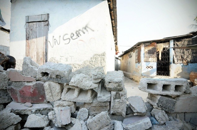 Obrovské zemetrasenie, ktoré zasiahlo Haiti v roku 2010, sa podpísalo na zvýšení chudoby. Slumy sa stali ideálnym miestom pre gangy, ktoré bojujú medzi sebou o nadvládu. Najhorší slum v meste sa volá Cité Soleil.