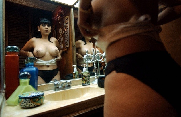 Veronica Gonzalez Garciaová bola častou pacientkou Zabijaka krásy. Prišla o prsia a dnes má plastiku. Stala sa prezidentkou organizácie pomáhajúcej jeho obetiam.