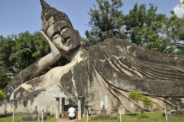 	Socha 120 m dlhého ležiaceho Budhu v parku tisícich Budhov