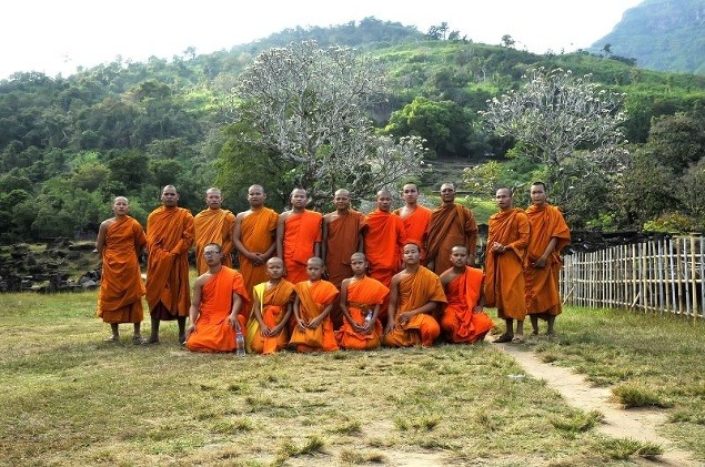 Budhistickí mnísi na návšteve areálu chrámu Wat Phu