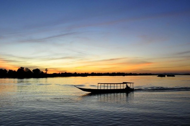 	Západ slnka na Mekongu na ostrove Don Det. Neďaleko Kambodžskej hranice na juhu Laosu