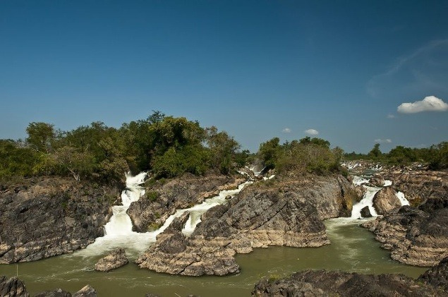 	Vodopády Li Phi na rieke Mekong počas obdobia sucha. Ostrov Don Det. Neďaleko Kambodžskej hranice na juhu Laosu