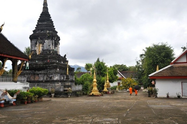 Na nádvorí chrámu Luang Prabang