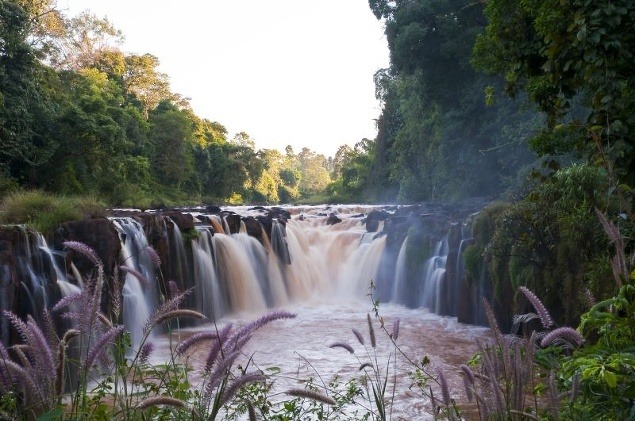 	Vodopád  v džungli. Náhorná plošina Boloven 40km od mesta Pakse