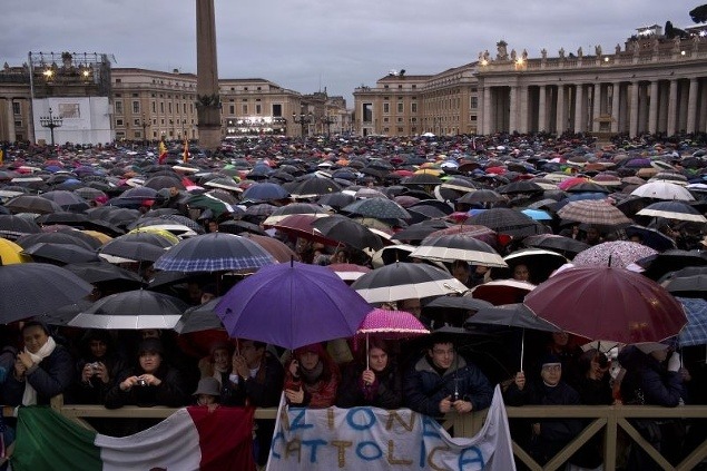 Počasie v Ríme príliš neprialo, ale ľudia sa vyzbrojili dáždnikmi