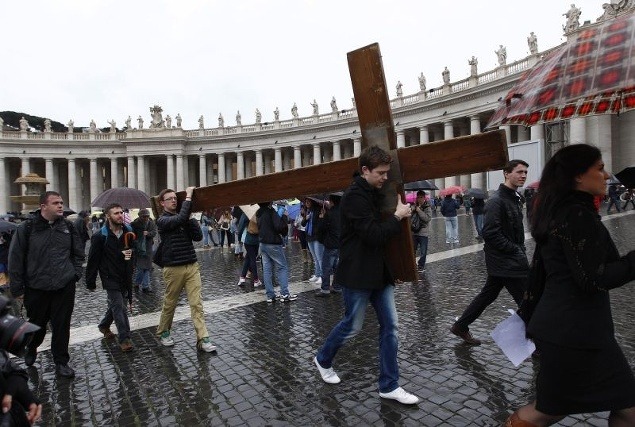 Veriaci nesú kríž na vatikánske námestie