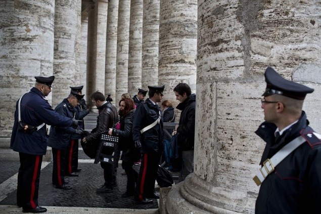 Karabinieri kontrolujú turistov pri vstupe do baziliky sv. Petra