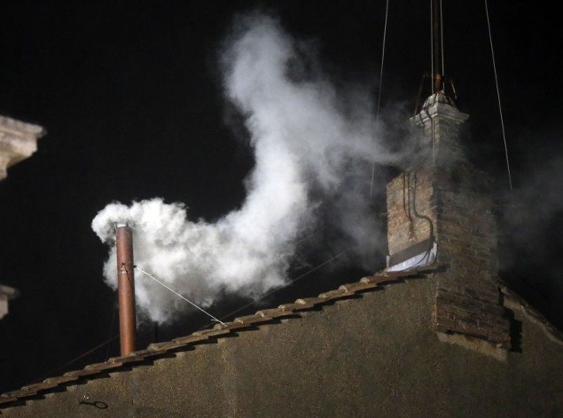 Biely dym krátko po siedmej hodine večer signalizuje zvolenie pápeža