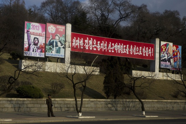 K Severnej Kórei neodmysliteľne patria propagandistické heslá. Aj v tomto sa píše o lojalite voči veľkému súdruhovi Kim Čong-unovi.