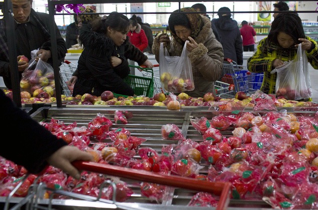 Selekcia jabĺk a pomarančov na trhu. Dovezené z Číny musia preč.