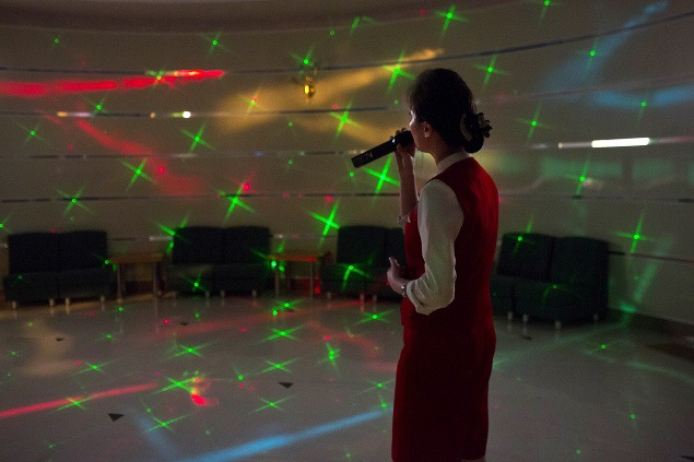 Karaoke šou v severokórejskom hoteli si na tomto zábere nenašla veľa záujemcov.