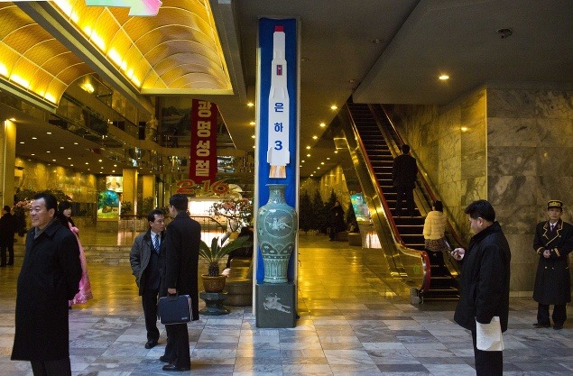 Hotel v Pchjongjangu má vo svojom vestibule umiestnený model rakety Unha-3.