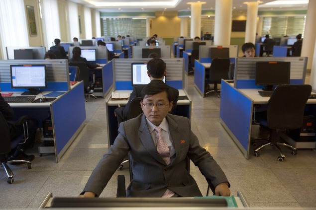 Študent surfuje na internete v počítačovom laboratóriu Kim Ir-senovej univerzity.