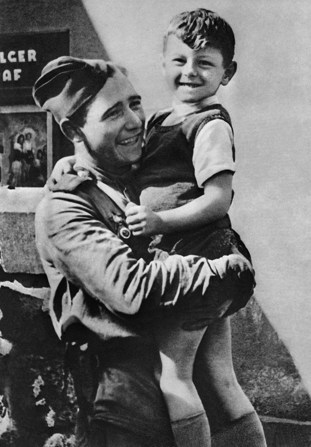 Pri oslavách nesmeli chýbať nielen kvety, ale ani široké úsmevy a fotografovanie sovietskych vojakov s deťmi.